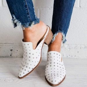 🍁Hope’s white studded mules!😍🍁